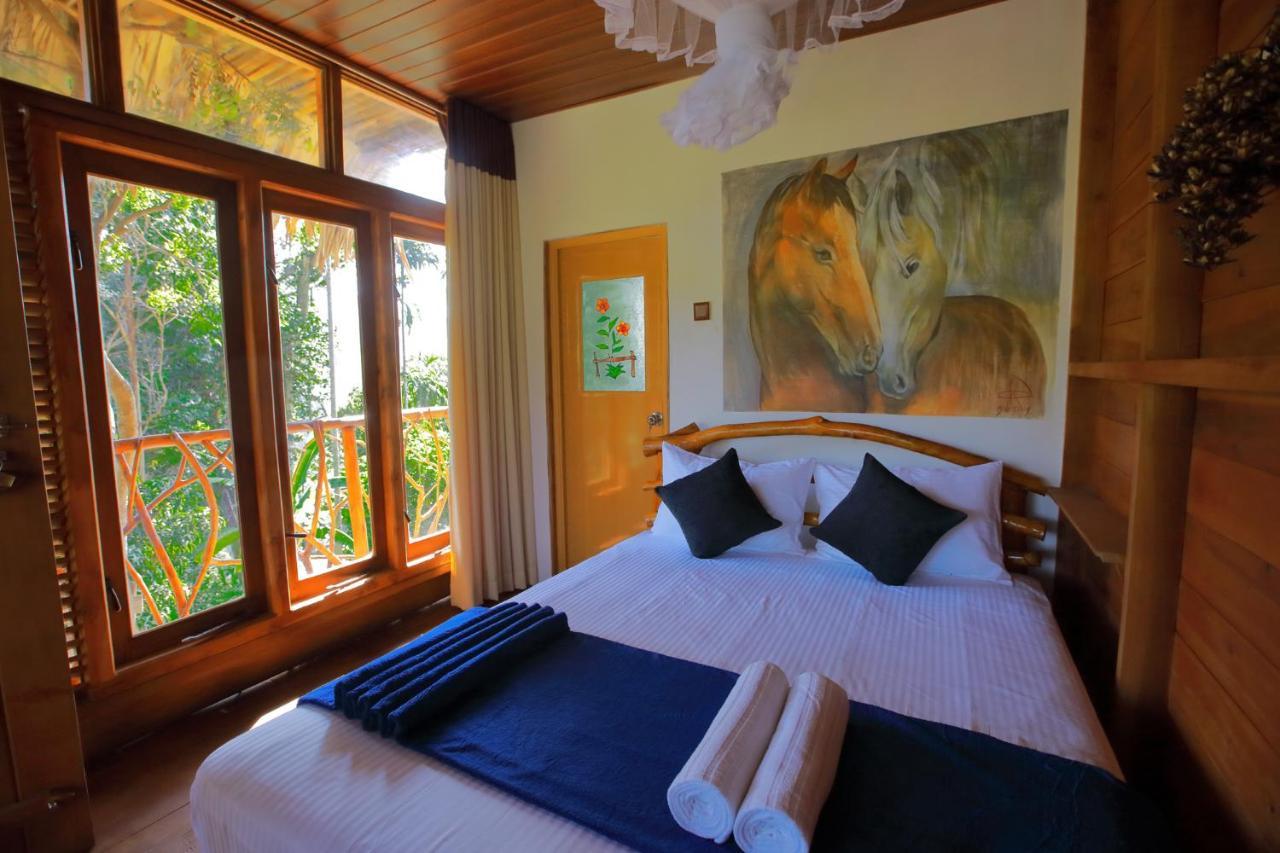 The Winsome & Tree House Bed & Breakfast เอลลา ภายนอก รูปภาพ